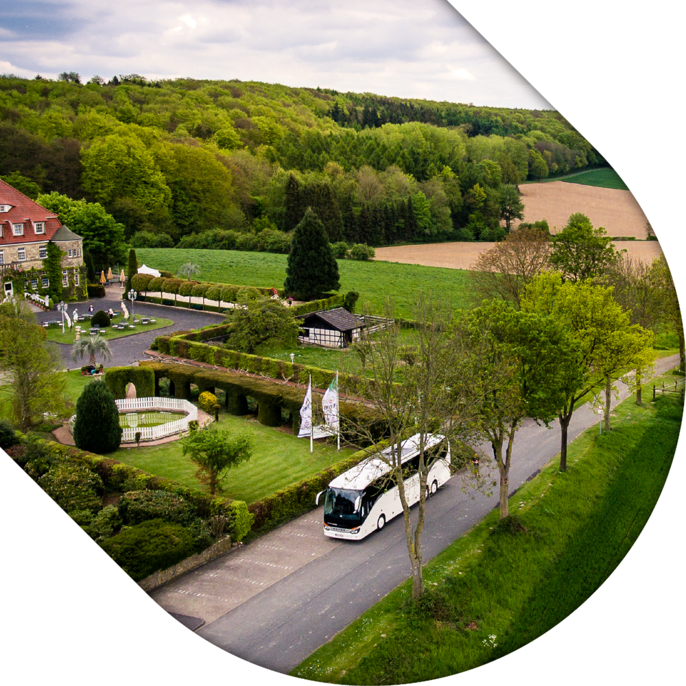 Ein Reisebus von Jowie Reisen auf einer Landstraße.