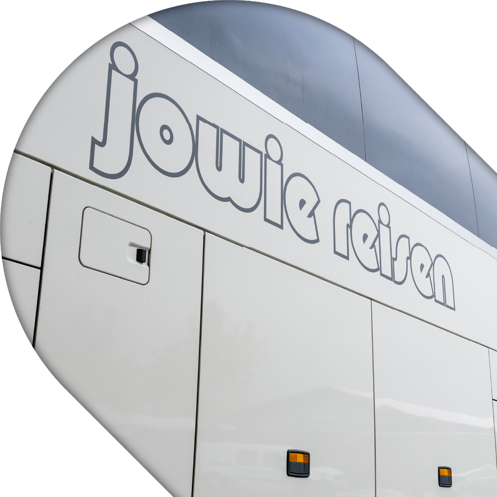 Das Logo von Jowie Reisen an der Seite eines Busses.